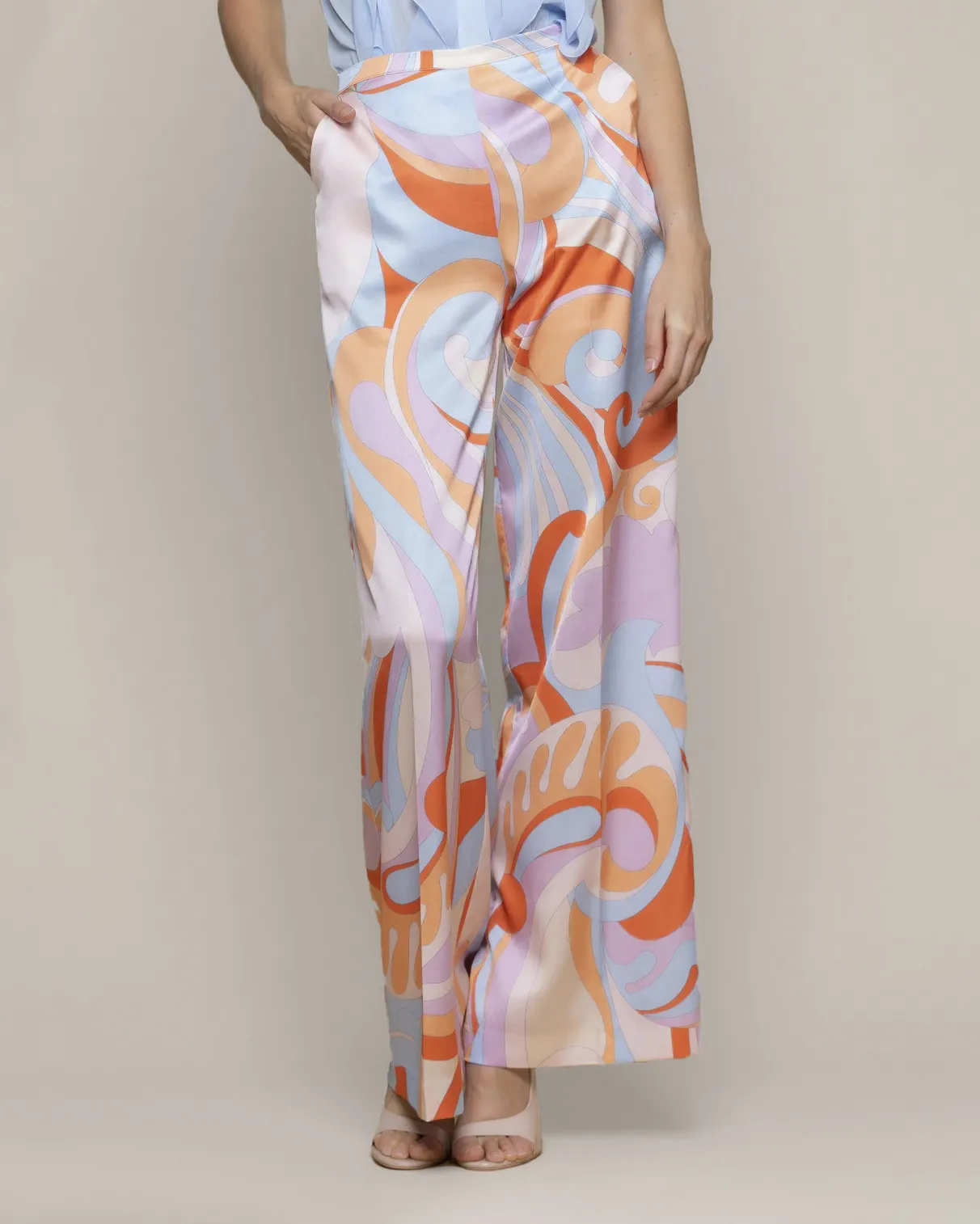 Pantaloni palazzo in raso a fantasia geometrica azzurra, arancione rosa