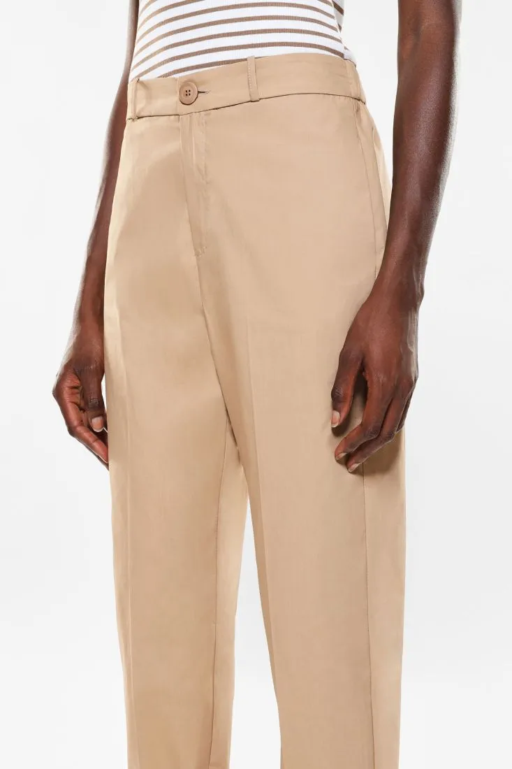 Pantaloni slim-fit cropped in puro cotone con piega stirata