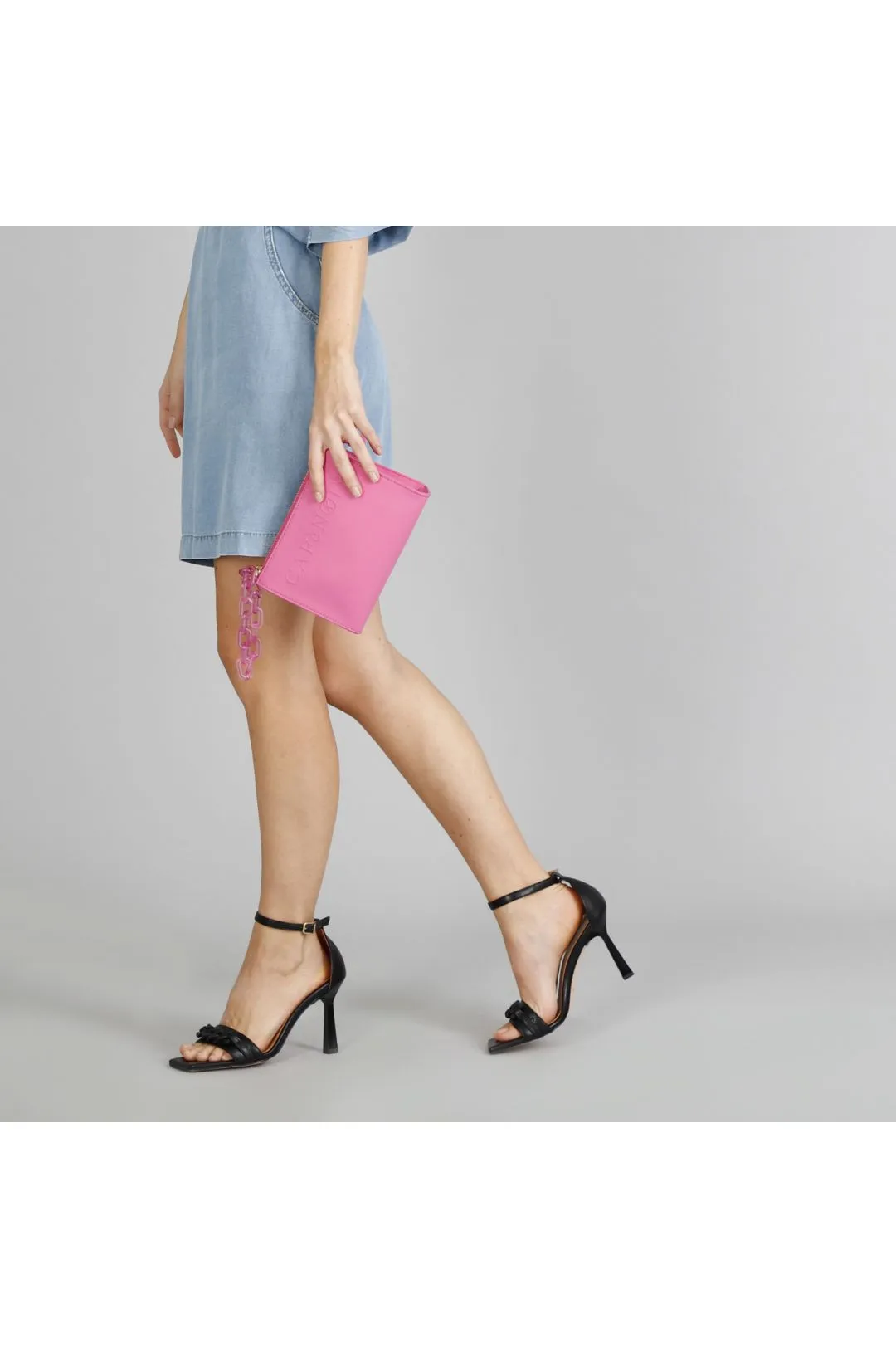 pochette effetto opaco con catena fuxia