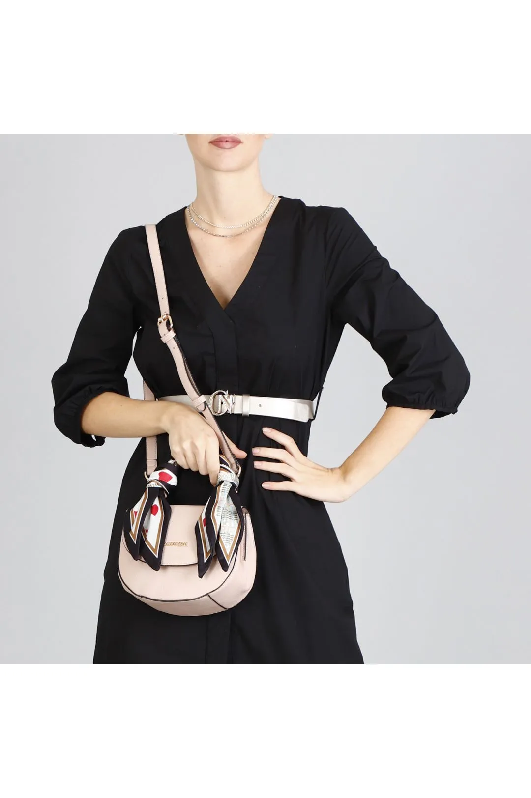 pochette rigida con manico in catena e foulard cipria