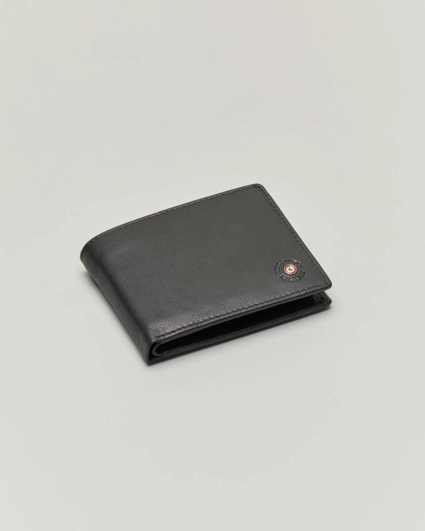 Portafoglio nero in pelle martellata con logo e coccarda applicati