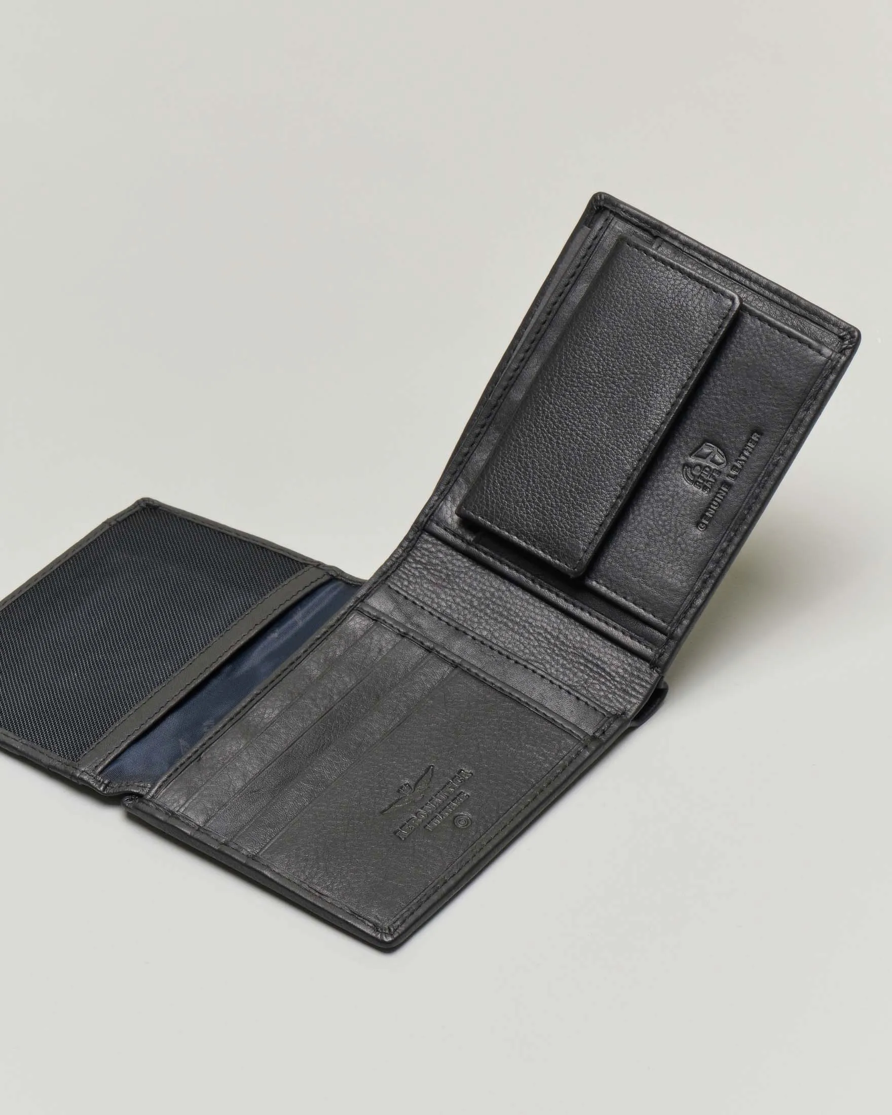 Portafoglio nero in pelle martellata con logo e coccarda applicati