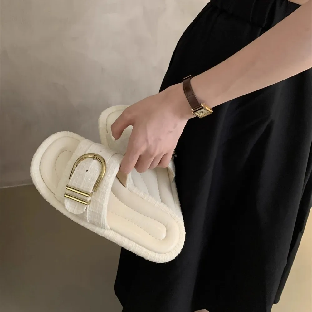 Sandali piatti profumati piccoli in stile francese per le donne Abbigliamento esterno estivo 2024 New Internet Celebrity Beach O