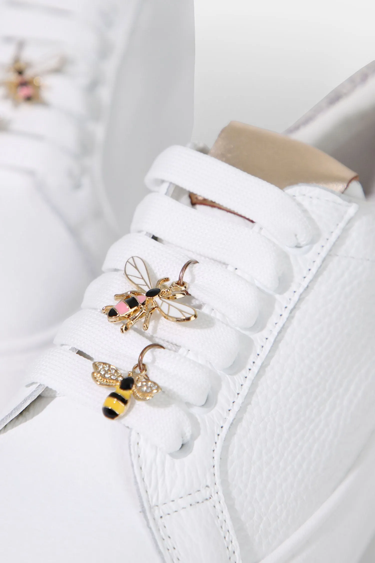   Sneakers con dettagli ricamati e bijoux     