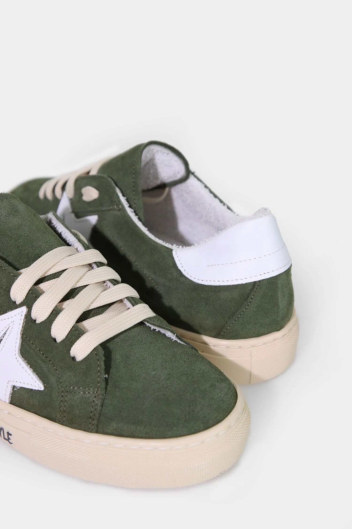   Sneakers con stella e scritta      
