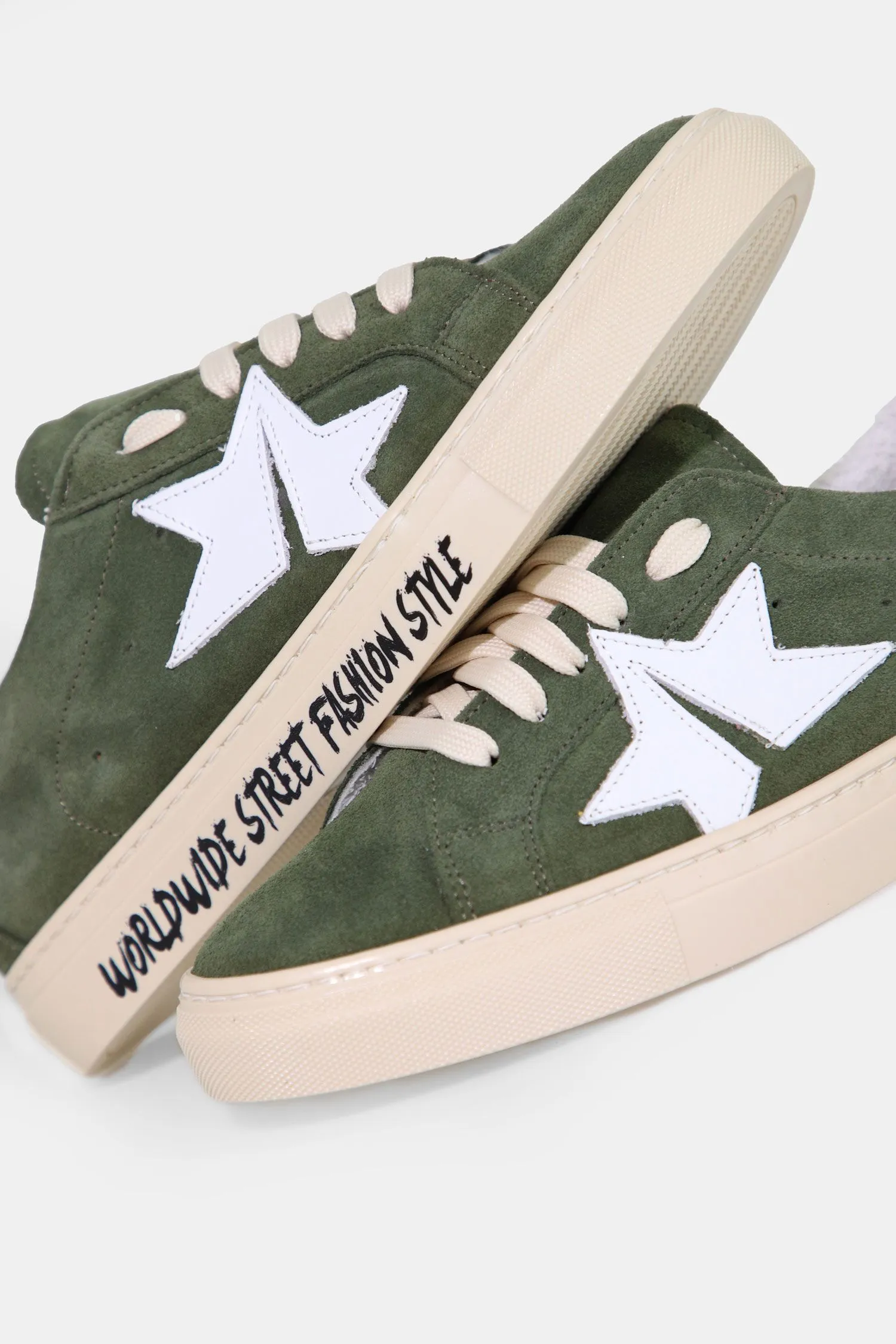   Sneakers con stella e scritta      