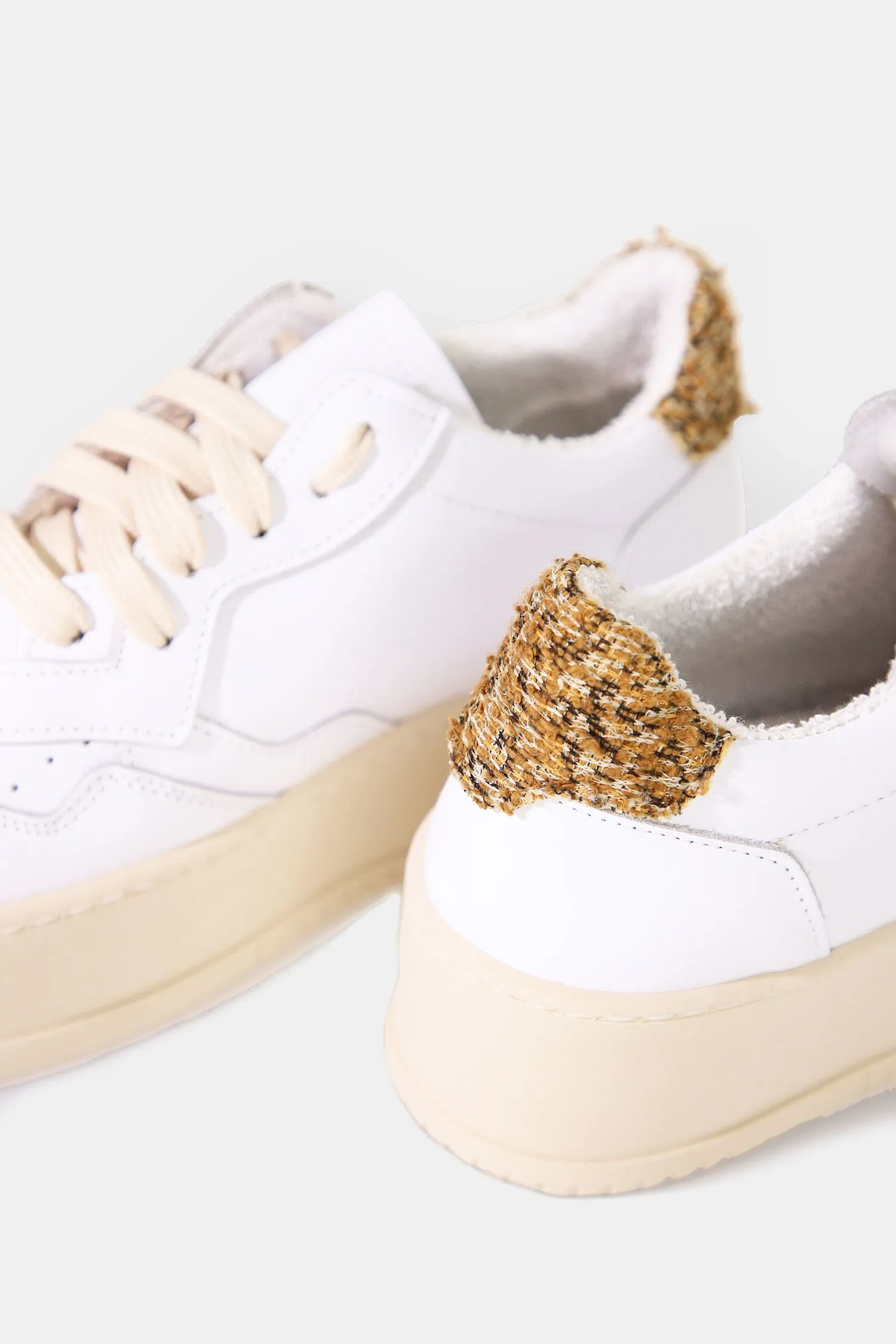  Sneakers con zeppa e dettaglio posteriore     