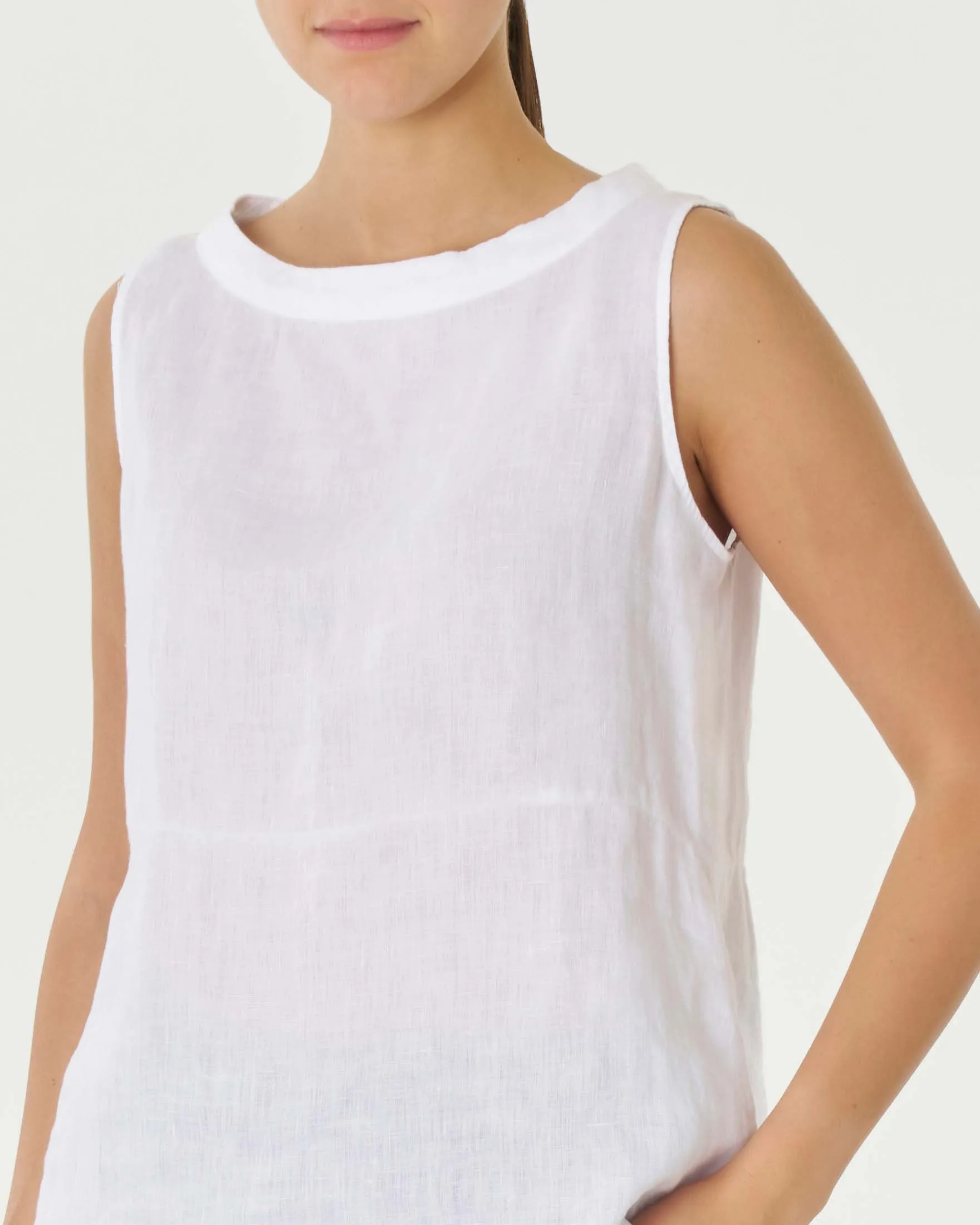 Top smanicato bianco in lino con scollo a barchetta e bottoni lungo la schiena