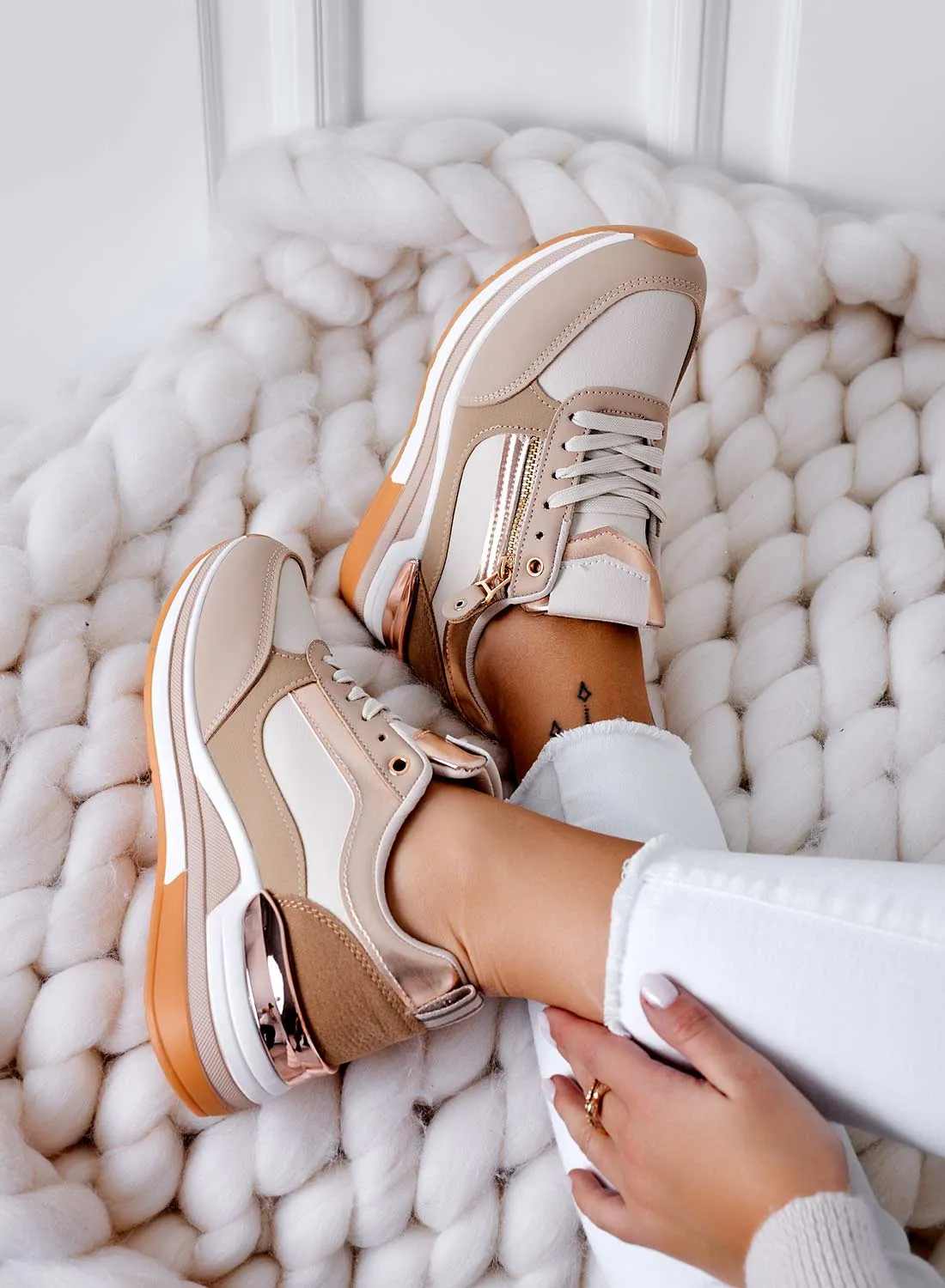 VALENTINA - Sneakers beige con inserti oro rosa