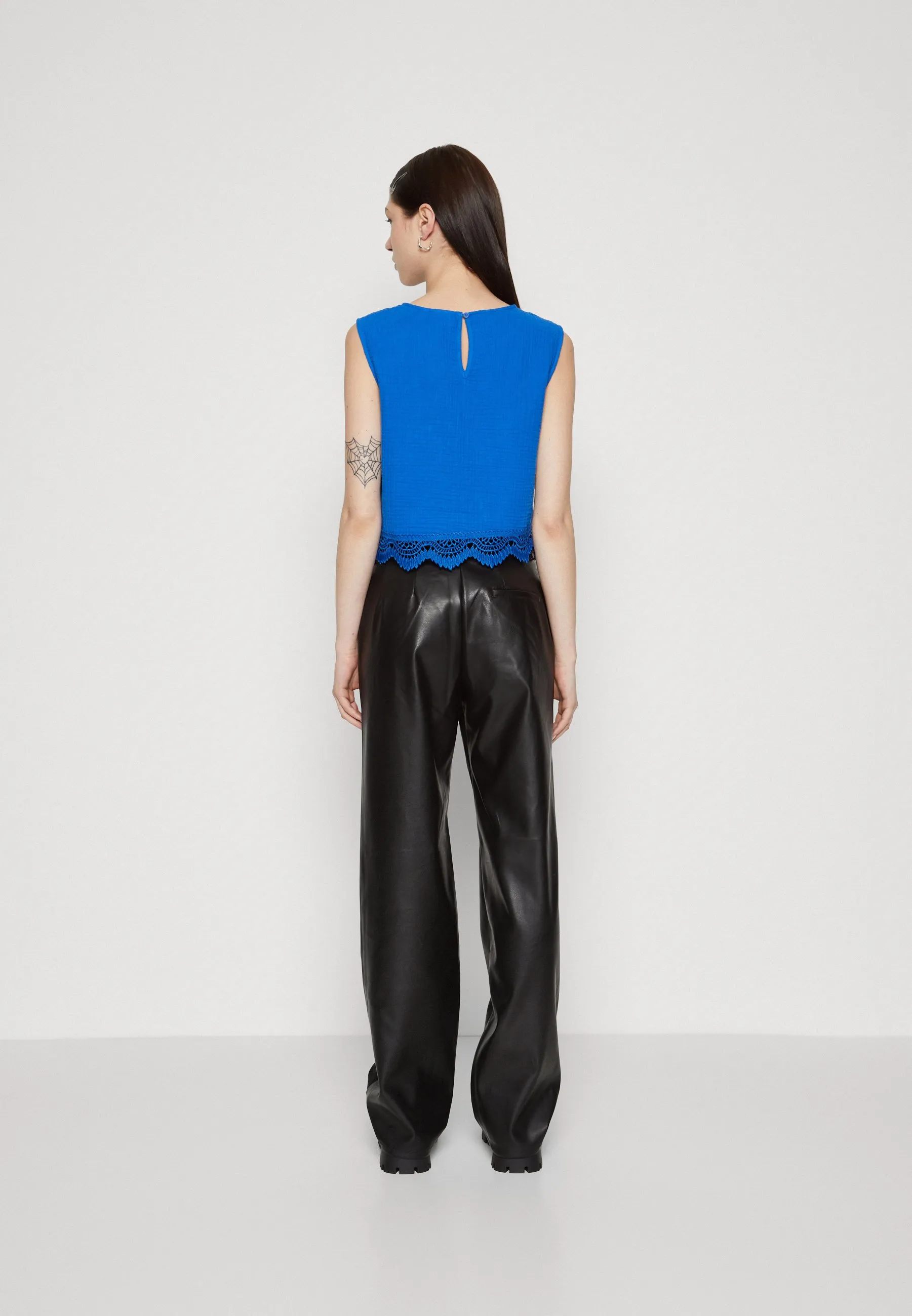 VIMANYA O NECK - Camicetta